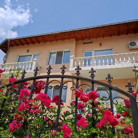 ולינגראד Family Hotel Velevi מראה חיצוני תמונה